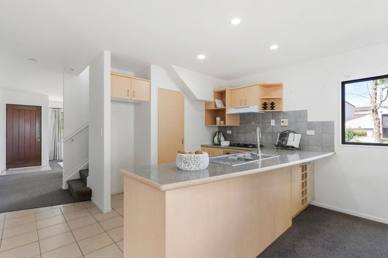 Photo of property in 11 Spalding Rise, Golflands, Auckland, 2013