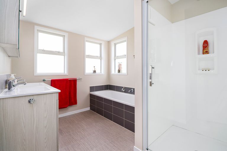 Photo of property in 4 Mccahon Place, Titirangi, Auckland, 0604