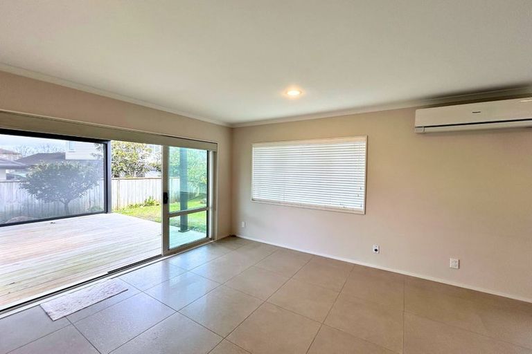 Photo of property in 22 Pickaberry Avenue, Karaka, Papakura, 2113