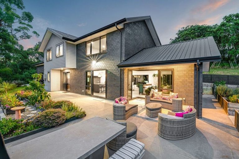 Photo of property in 8 Roberts Road, Matakatia, Whangaparaoa, 0930