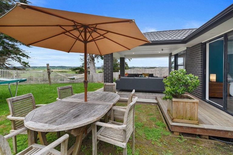 Photo of property in 19 Kawariki Road, Helensville, 0800
