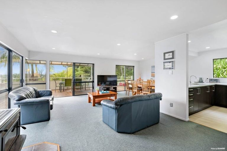 Photo of property in 6 Heatherleigh Rise, Northcross, Auckland, 0632