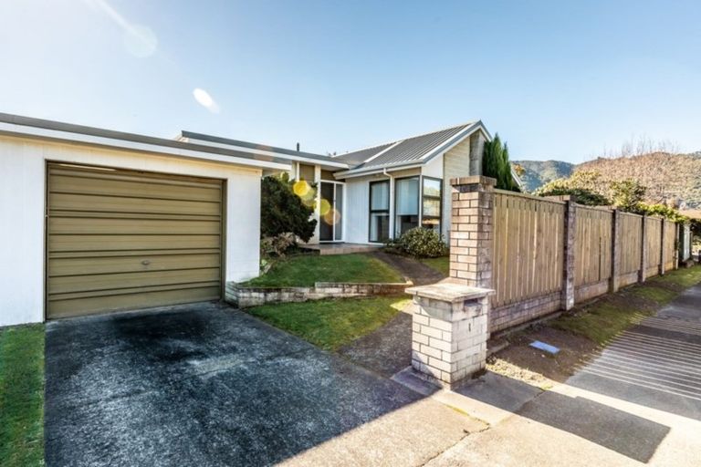 Photo of property in 1 Rewarewa Crescent, Waikanae, 5036