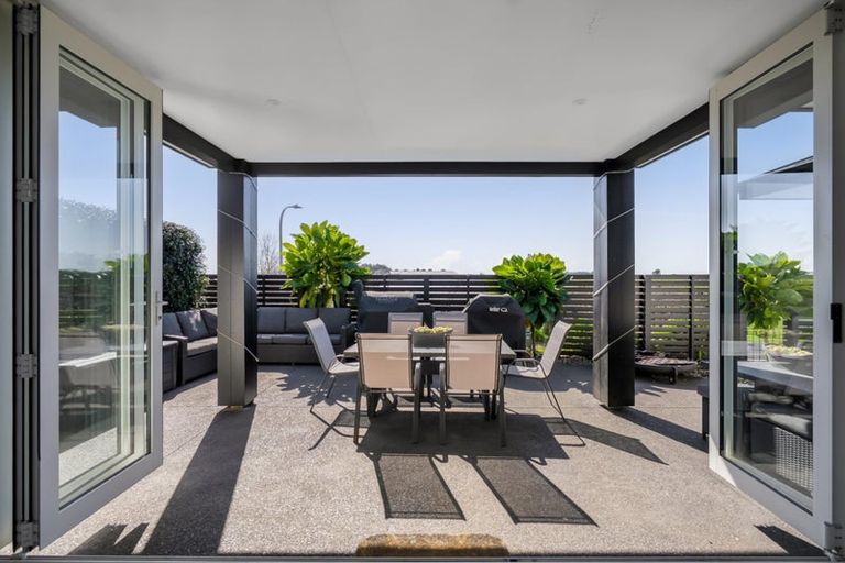 Photo of property in 4 Vardon Way, Waiwhakaiho, New Plymouth, 4312