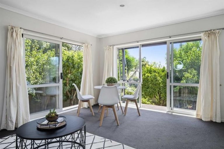 Photo of property in 16 Pono Place, Waiuku, 2123