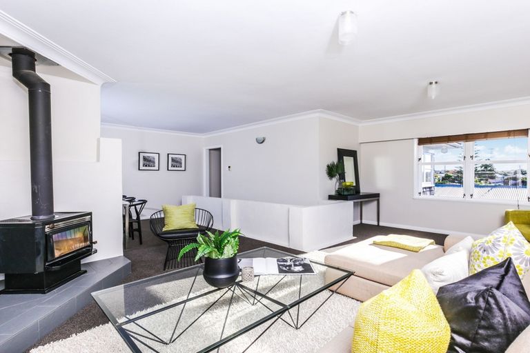 Photo of property in 31 Royal View Road, Te Atatu South, Auckland, 0610