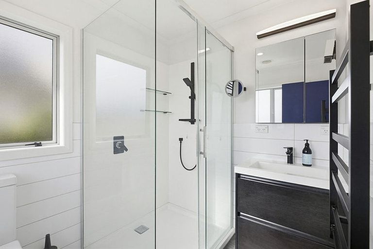 Photo of property in 3 Greenstone Place, Aotea, Porirua, 5024