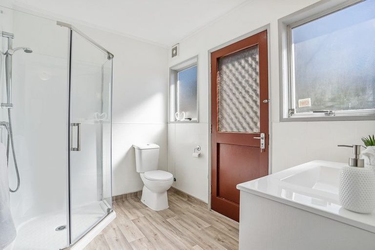 Photo of property in 1 Golf Road, New Lynn, Auckland, 0600