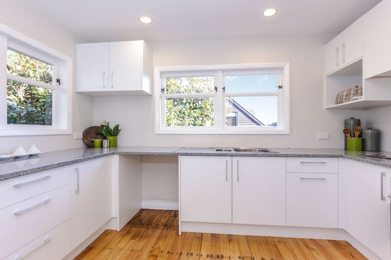 Photo of property in 31 Royal View Road, Te Atatu South, Auckland, 0610