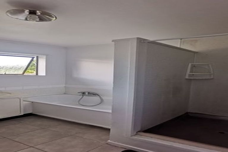 Photo of property in 2/320 Pakuranga Road, Pakuranga Heights, Auckland, 2010