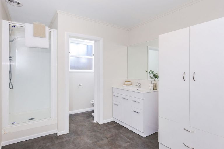 Photo of property in 31 Royal View Road, Te Atatu South, Auckland, 0610