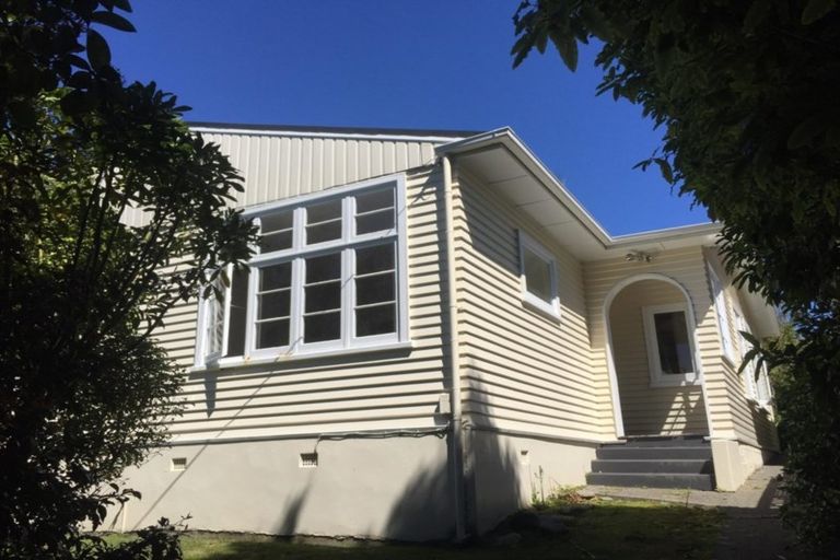 Photo of property in 11 Norfolk Street, Northland, Wellington, 6012