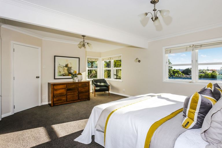 Photo of property in 31 Royal View Road, Te Atatu South, Auckland, 0610