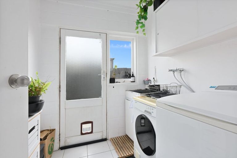 Photo of property in 4 Roberts Road, Te Atatu South, Auckland, 0610