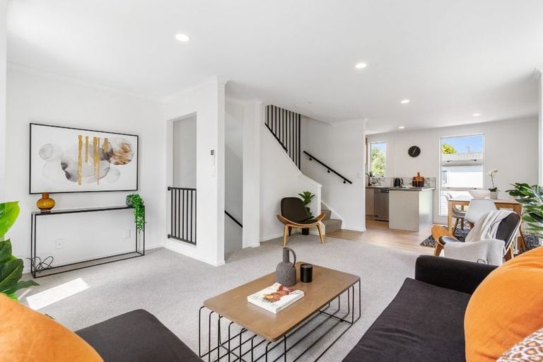 Photo of property in 2 Verdale Circle, Glen Eden, Auckland, 0602