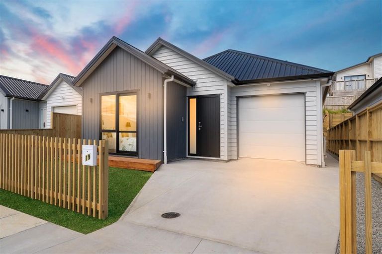 Photo of property in 19 Whakairo Crescent, Gulf Harbour, 0930