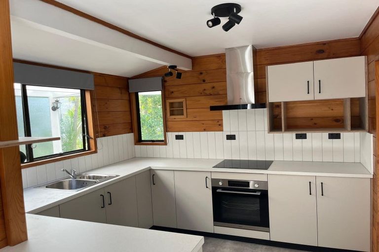 Photo of property in 3/8a Alma Street, Te Atatu South, Auckland, 0610