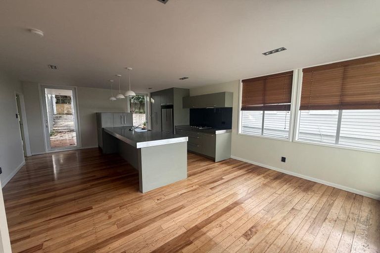 Photo of property in 24 Seaview Road, Paremata, Porirua, 5024