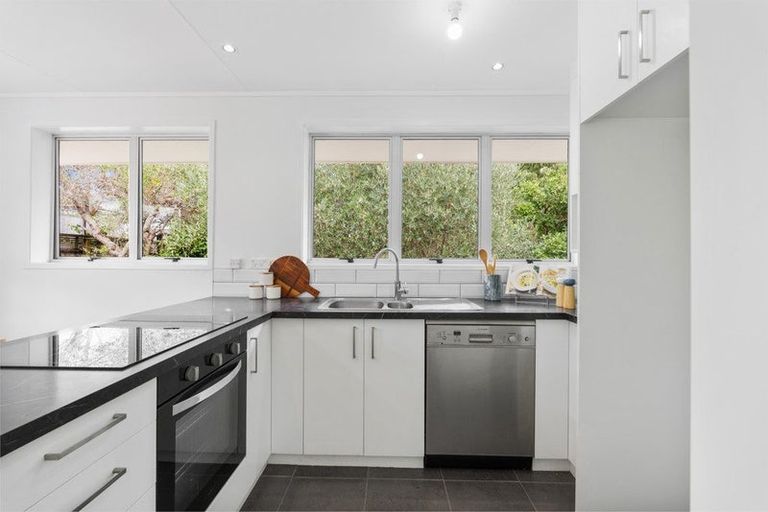 Photo of property in 1 Phillip Parade, Forrest Hill, Auckland, 0620