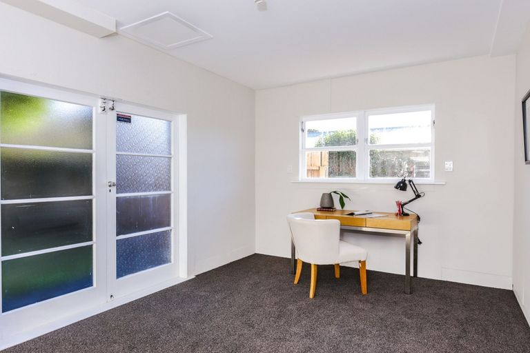 Photo of property in 31 Royal View Road, Te Atatu South, Auckland, 0610