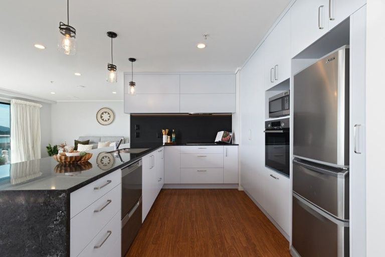 Photo of property in 72 Devonport Road, Tauranga, 3110