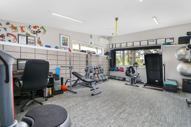 Photo of property in 4 Mccahon Place, Titirangi, Auckland, 0604