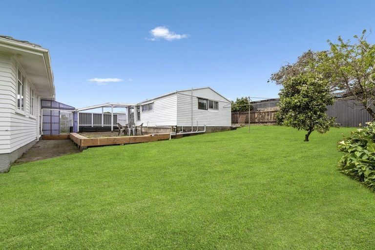 Photo of property in 56 Kemble Close, Mangere, Auckland, 2022
