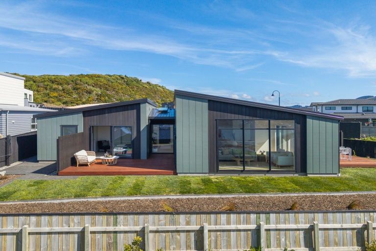 Photo of property in 6 Okupe Grove, Aotea, Porirua, 5024