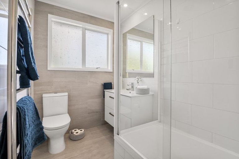 Photo of property in 15 Rosario Crescent, Red Beach, 0932