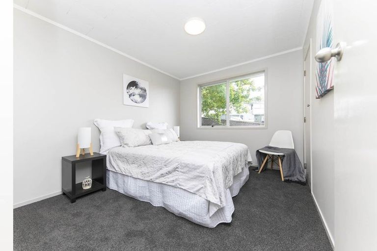 Photo of property in 35 Kemp Road, Massey, Auckland, 0614