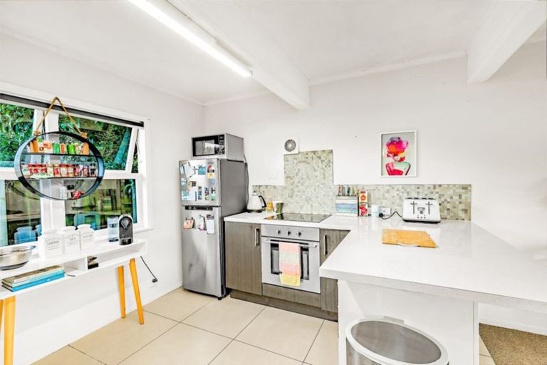 Photo of property in 6 Murray Road, Te Atatu Peninsula, Auckland, 0610