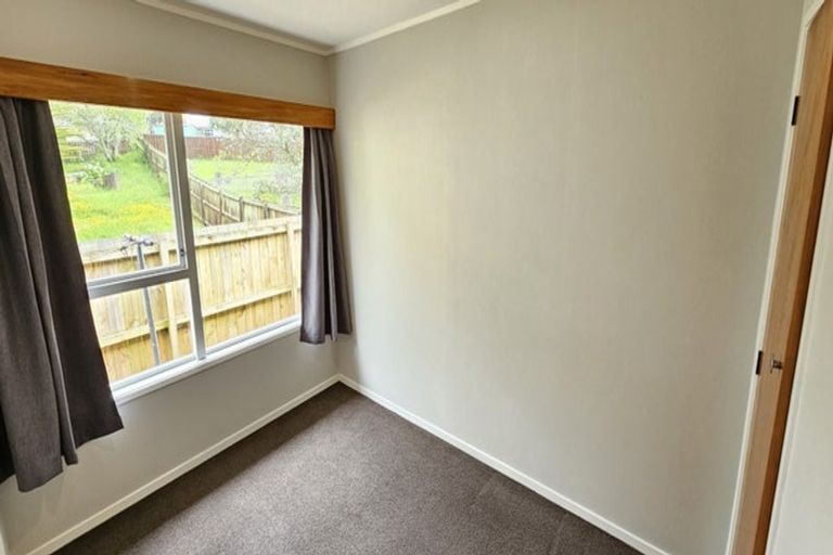 Photo of property in 3/2 Longbill Place, Glendene, Auckland, 0602