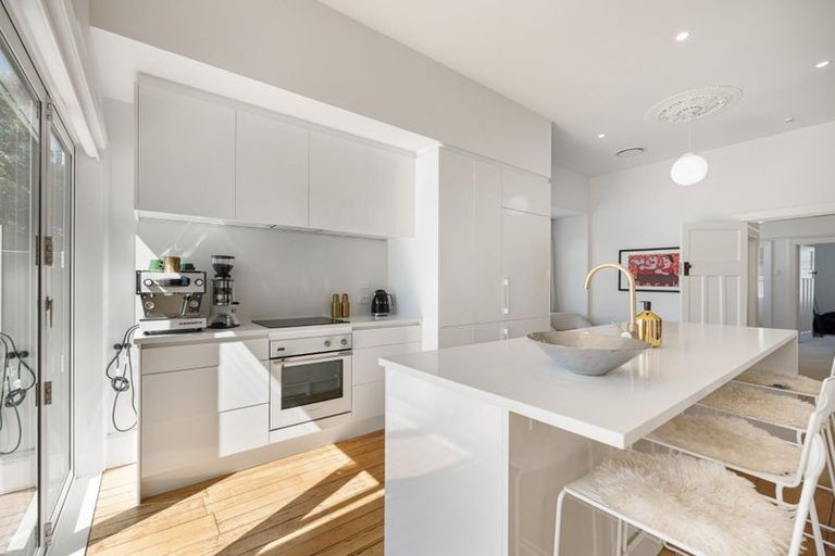 Photo of property in 5 Aikmans Road, Merivale, Christchurch, 8014