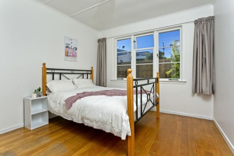 Photo of property in 50 Pupuke Road, Hillcrest, Auckland, 0627
