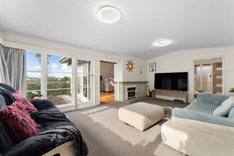 Photo of property in 6 Merville Avenue, Te Atatu South, Auckland, 0610