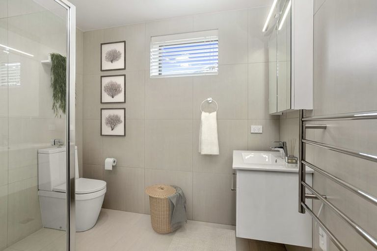 Photo of property in 25 Potter Avenue, Northcote, Auckland, 0627