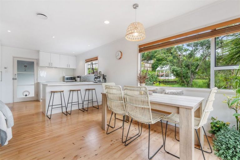 Photo of property in 1/9 De Val Drive, Titirangi, Auckland, 0604