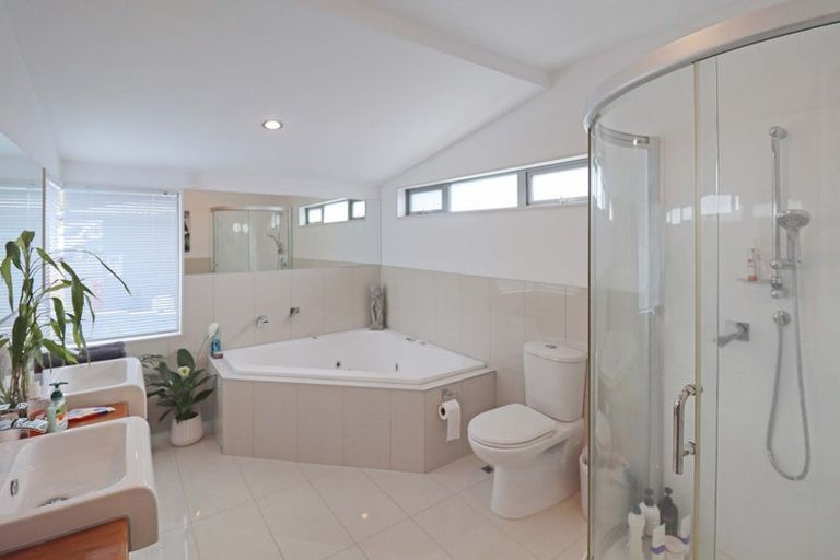 Photo of property in 63 Tamworth Crescent, Newlands, Wellington, 6037