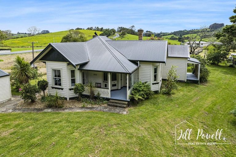 Photo of property in 32 Franklin Road, Paparoa, 0571