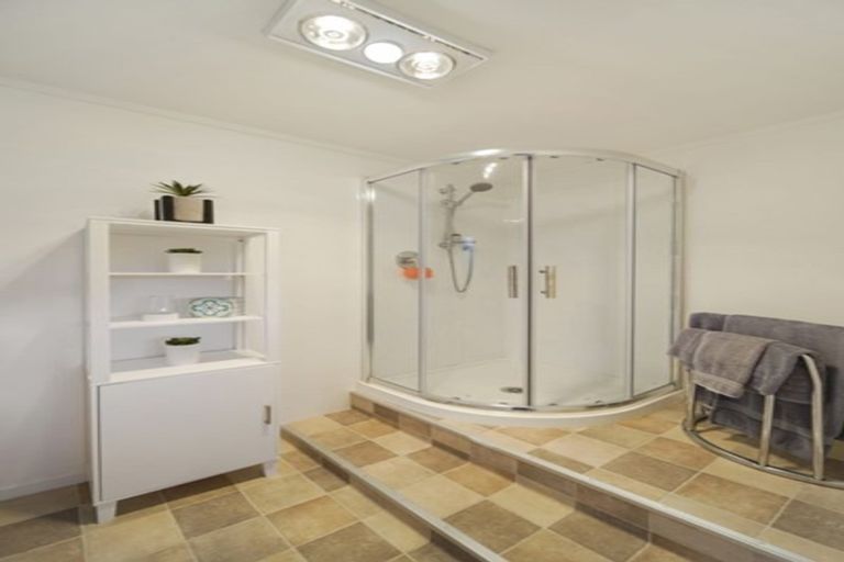 Photo of property in 17 Tupaki Place, Pakuranga Heights, Auckland, 2010