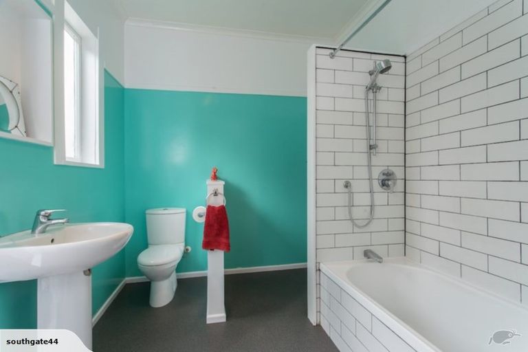 Photo of property in 30 Hungerford Road, Lyall Bay, Wellington, 6022