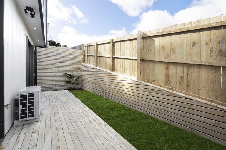 Photo of property in 69d Chivalry Road, Glenfield, Auckland, 0629