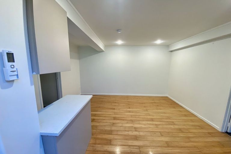 Photo of property in 60 Easton Park Parade, Glenfield, Auckland, 0629