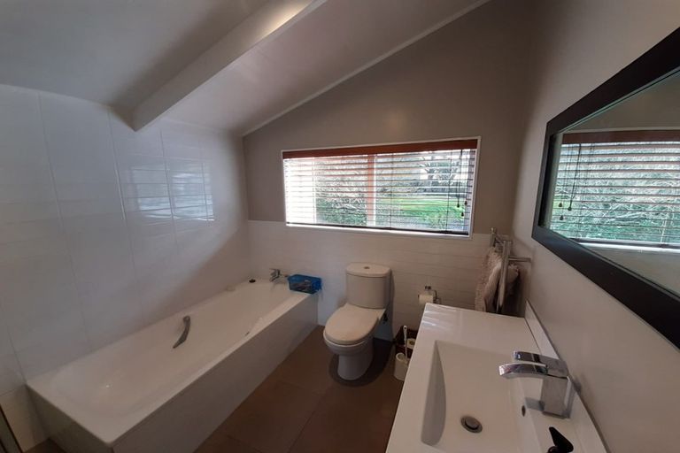 Photo of property in 14 La Roche Place, Northcote, Auckland, 0627