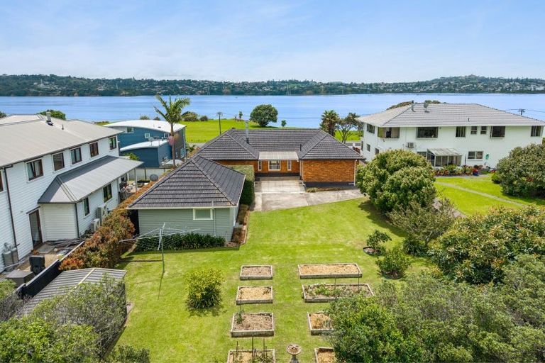Photo of property in 65 Kiwi Esplanade, Mangere Bridge, Auckland, 2022