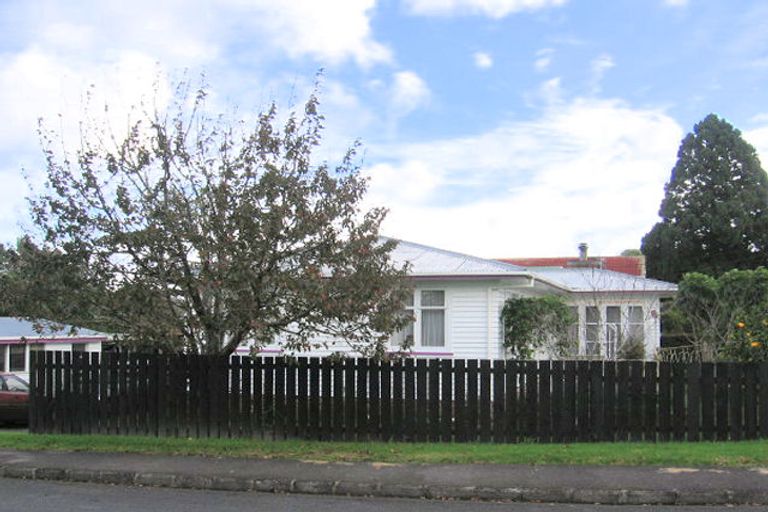 Photo of property in 102 Taikata Road, Te Atatu Peninsula, Auckland, 0610
