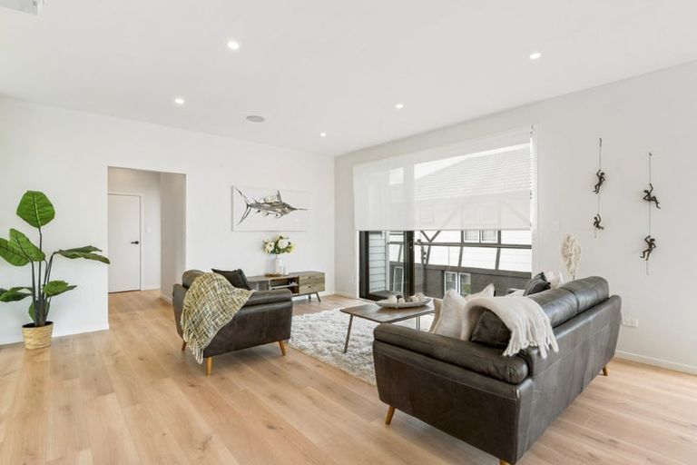 Photo of property in 43 Knights Road, Rothesay Bay, Auckland, 0630