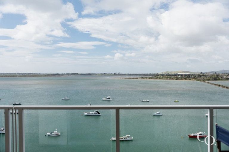 Photo of property in 72 Devonport Road, Tauranga, 3110