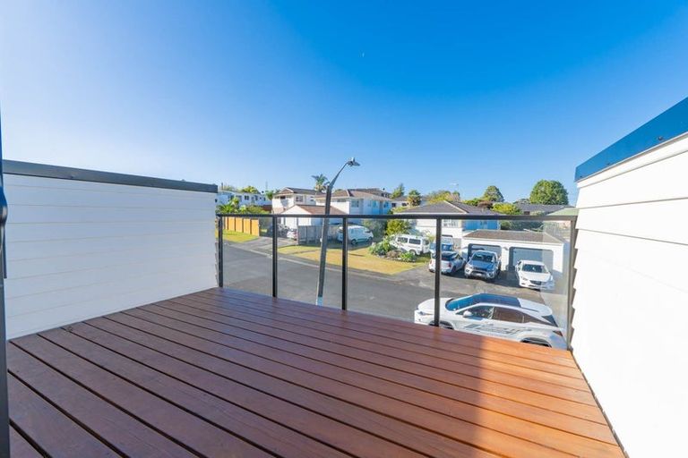 Photo of property in 1/82 Rosewarne Crescent, Glendene, Auckland, 0602