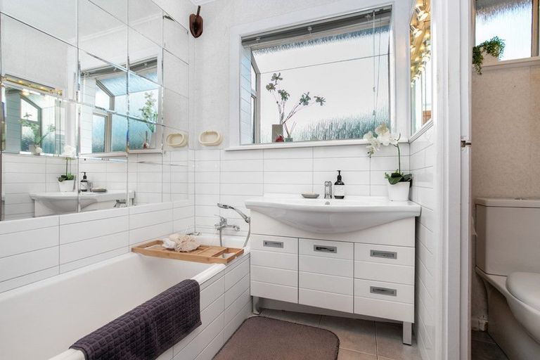 Photo of property in 4 Merville Avenue, Te Atatu South, Auckland, 0610